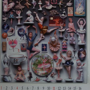 Il mese di novembre di questo calendario (dedicato alle collezioni) è stato realizzato con alcuni oggetti di Danzarchivio Vi.Si